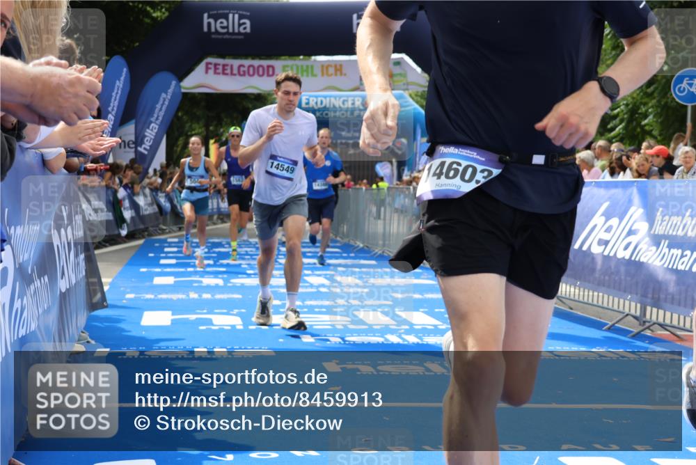 29.06.2025 - hella hamburg halbmarathon Strokosch-Dieckow http://msf.ph/oto/8459913 29.06.2025 10:34:43 Ziel 1217, 1562, 2879, 5048, 5152, 5554, 6169, 6878, 7466, 8395, 12204, 12369, 14289, 14388, 14549, 14603, 14629, 14952, 15887, 15991, 17014, 18026, 18237, 18419 meine-sportfotos.de