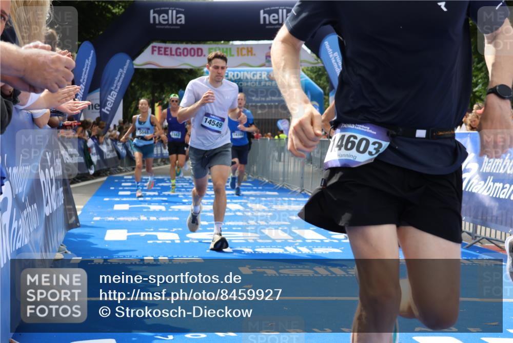 29.06.2025 - hella hamburg halbmarathon Strokosch-Dieckow http://msf.ph/oto/8459927 29.06.2025 10:34:43 Ziel 1217, 1562, 2879, 5048, 5152, 5554, 6169, 6878, 7466, 8395, 12204, 12369, 14289, 14388, 14549, 14603, 14629, 14952, 15887, 15991, 17014, 18026, 18237, 18419 meine-sportfotos.de