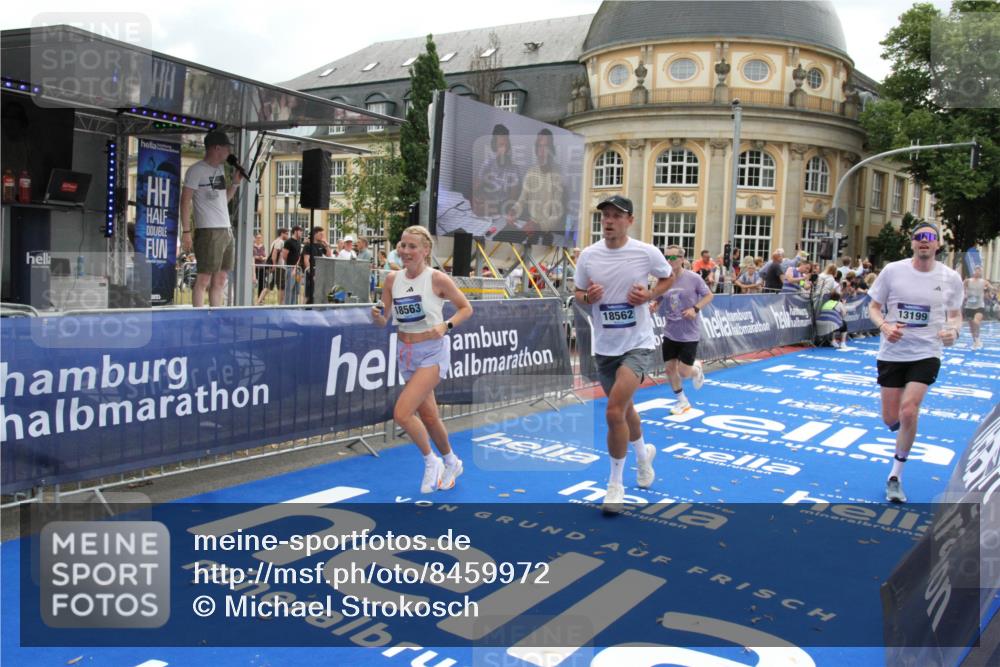 29.06.2025 - hella hamburg halbmarathon Michael Strokosch http://msf.ph/oto/8459972 29.06.2025 10:32:37 Ziel 1707, 11877, 13199, 14293, 14908, 16619, 18135, 18562, 18563 meine-sportfotos.de