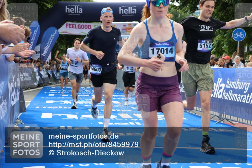 29.06.2025 - hella hamburg halbmarathon Strokosch-Dieckow http://msf.ph/oto/8459979 29.06.2025 10:34:42 Ziel 1217, 1562, 2879, 5048, 5152, 5554, 6169, 6878, 8395, 12369, 14289, 14388, 14549, 14603, 14629, 15887, 15991, 16148, 17014, 18026, 18237 meine-sportfotos.de