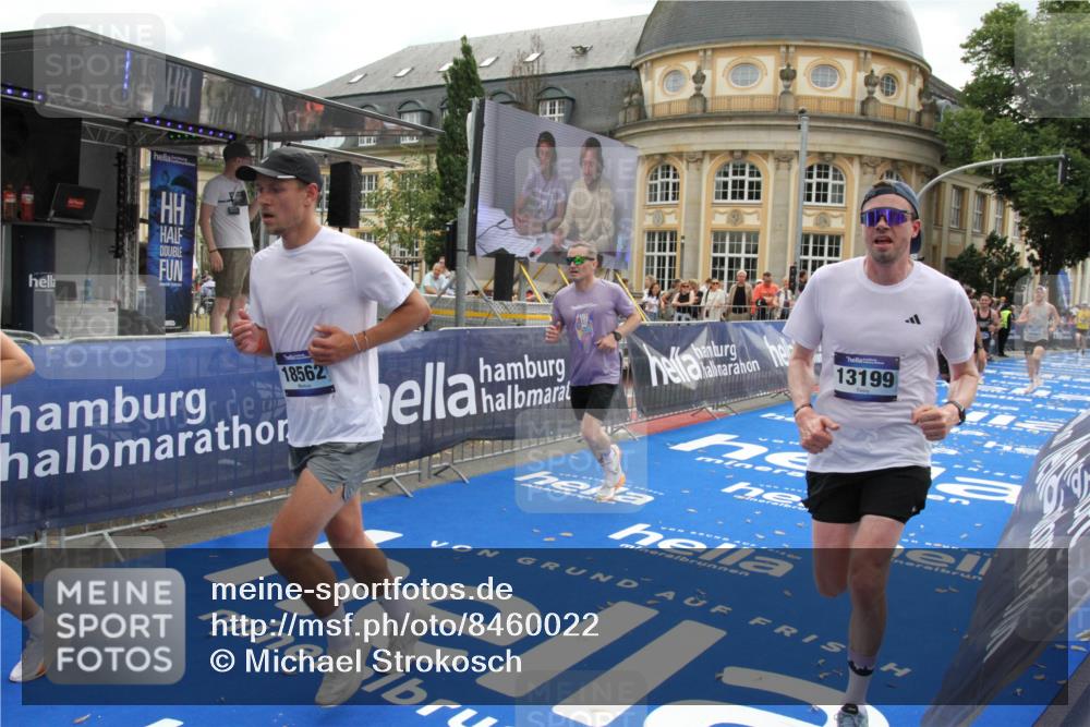 29.06.2025 - hella hamburg halbmarathon Michael Strokosch http://msf.ph/oto/8460022 29.06.2025 10:32:38 Ziel 1707, 1990, 11877, 13199, 14293, 14908, 16619, 18135, 18562, 18563 meine-sportfotos.de