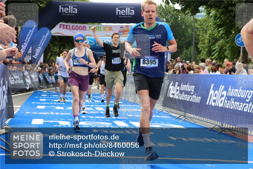 29.06.2025 - hella hamburg halbmarathon Strokosch-Dieckow http://msf.ph/oto/8460056 29.06.2025 10:34:40 Ziel 1217, 1562, 2879, 5048, 5152, 5554, 6169, 6878, 8395, 11661, 12369, 14289, 14388, 14549, 14603, 14629, 15887, 15991, 16148, 17014, 18026, 18237 meine-sportfotos.de