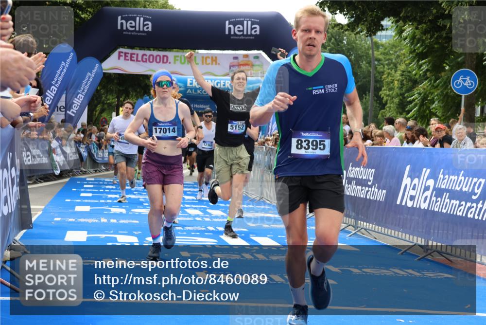 29.06.2025 - hella hamburg halbmarathon Strokosch-Dieckow http://msf.ph/oto/8460089 29.06.2025 10:34:40 Ziel 1217, 1562, 2879, 5048, 5152, 5554, 6169, 6878, 8395, 11661, 12369, 14289, 14388, 14549, 14603, 14629, 15887, 15991, 16148, 17014, 18026, 18237 meine-sportfotos.de