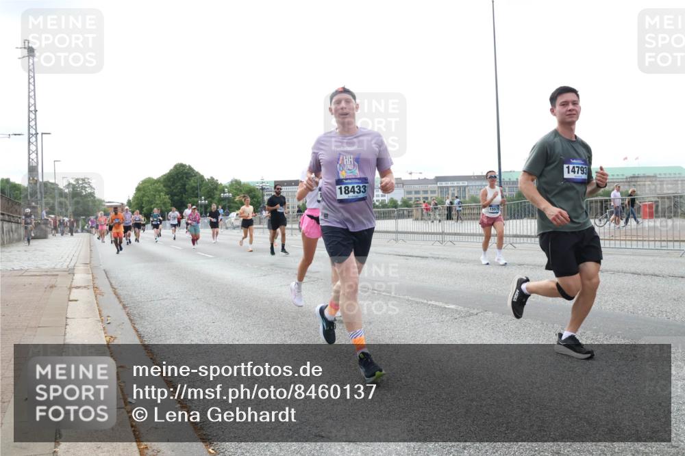 29.06.2025 - hella hamburg halbmarathon Lena Gebhardt http://msf.ph/oto/8460137 29.06.2025 10:31:50 Lombardsbrücke 18433, 15575, 14793, 1235, 1311, 1373, 1844, 1879, 2384, 2672, 2831, 2832, 3221, 3239, 3358, 3396, 3397, 3424, 3571, 3681, 3751, 3752, 4877, 4953, 5156, 5165, 5601, 5846, 5965, 6078, 6160, 6546, 6573, 6640, 6718, 6727, 7135, 7295, 7334, 7344, 7570, 7695, 7772, 7789, 7816, 7898, 8304, 8538, 8620, 8806, 9078, 9104, 9183, 9478, 9812, 9883, 10240, 10586, 11587, 13724, 16978, 17404, 17517, 17706 meine-sportfotos.de