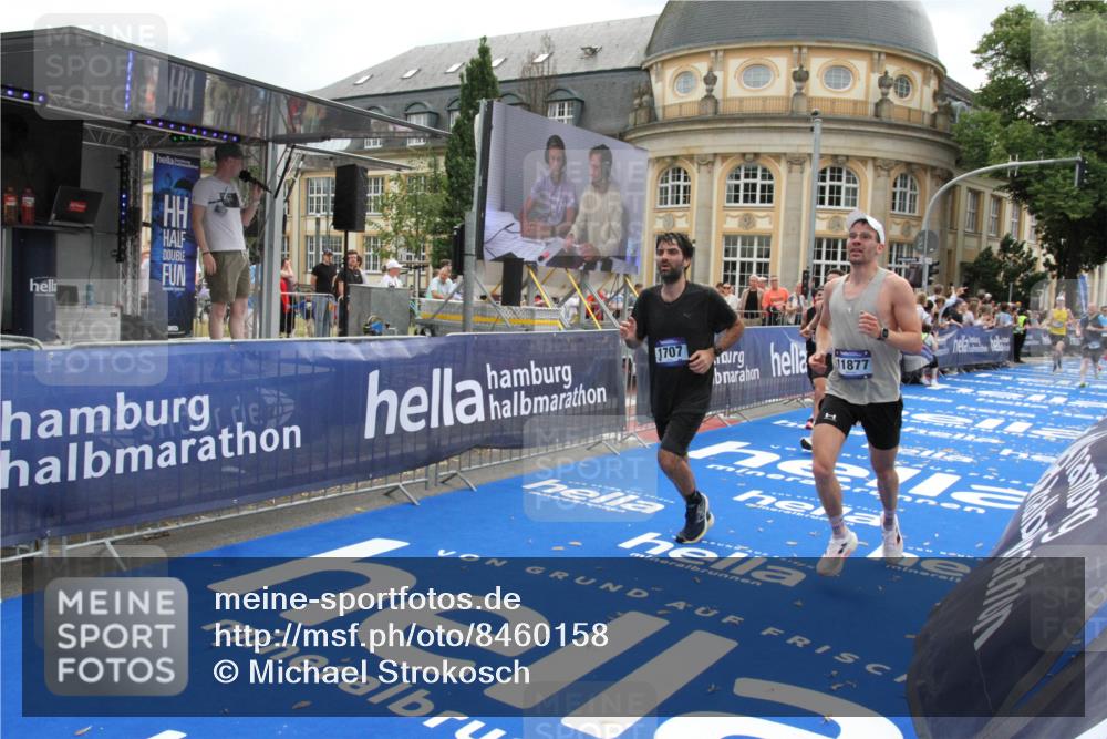 29.06.2025 - hella hamburg halbmarathon Michael Strokosch http://msf.ph/oto/8460158 29.06.2025 10:32:40 Ziel 1707, 1990, 11877, 13961, 14293, 14908, 16619, 18135 meine-sportfotos.de