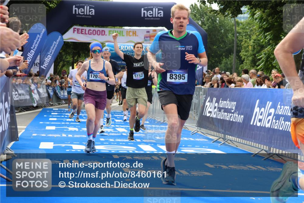 29.06.2025 - hella hamburg halbmarathon Strokosch-Dieckow http://msf.ph/oto/8460161 29.06.2025 10:34:40 Ziel 1217, 1562, 2879, 5048, 5152, 5554, 6169, 6878, 8395, 11661, 12369, 14289, 14388, 14549, 14603, 14629, 15887, 15991, 16148, 17014, 18026, 18237 meine-sportfotos.de
