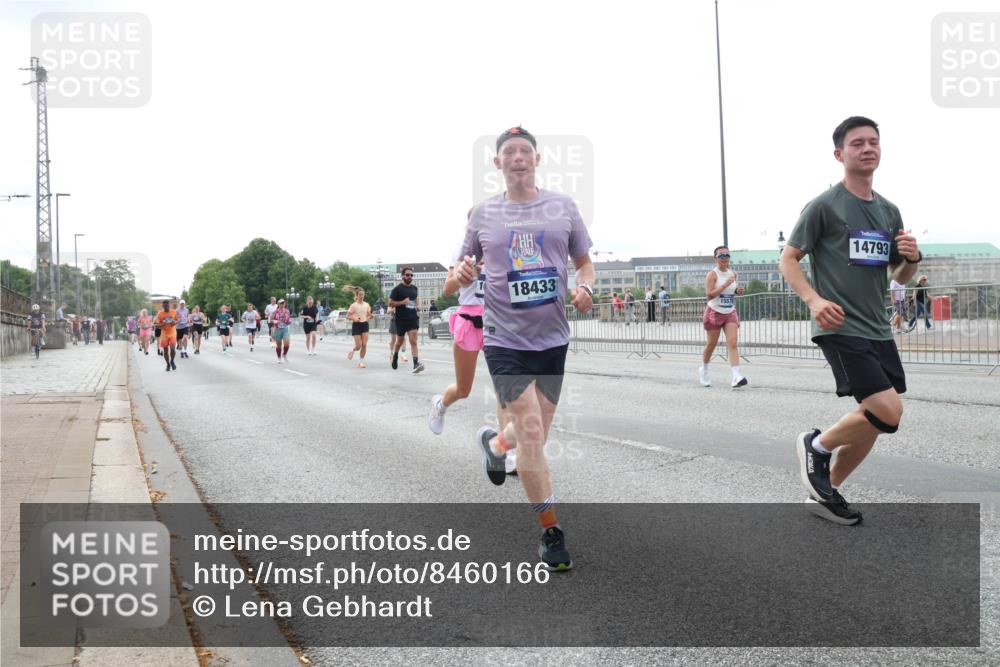 29.06.2025 - hella hamburg halbmarathon Lena Gebhardt http://msf.ph/oto/8460166 29.06.2025 10:31:50 Lombardsbrücke 14793, 18433, 1235, 1311, 1373, 1844, 1879, 2384, 2672, 2831, 2832, 3221, 3239, 3358, 3396, 3397, 3424, 3571, 3681, 3751, 3752, 4877, 4953, 5156, 5165, 5601, 5846, 5965, 6078, 6160, 6546, 6573, 6640, 6718, 6727, 7135, 7295, 7334, 7344, 7570, 7695, 7772, 7789, 7816, 7898, 8304, 8538, 8620, 8806, 9078, 9104, 9183, 9478, 9812, 9883, 10240, 10586, 11587, 13724, 16978, 17404, 17517, 17706 meine-sportfotos.de