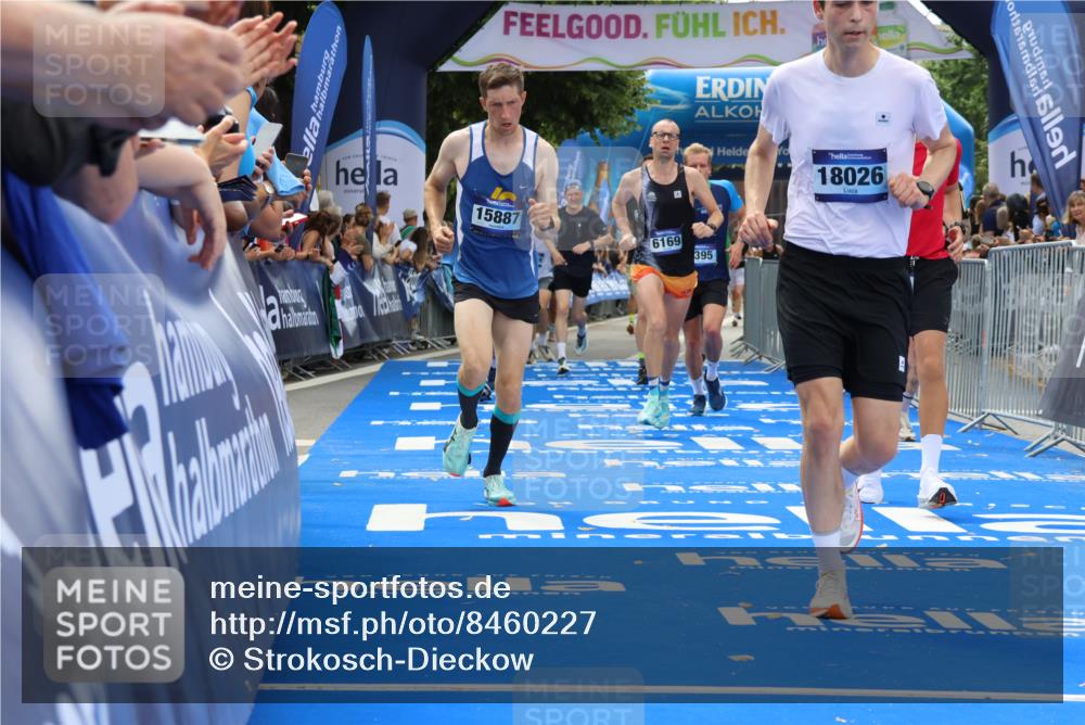 29.06.2025 - hella hamburg halbmarathon Strokosch-Dieckow http://msf.ph/oto/8460227 29.06.2025 10:34:37 Ziel 1644, 5048, 5152, 5554, 6169, 6878, 7534, 8395, 11230, 11661, 12369, 14289, 14549, 14603, 15887, 16148, 17014, 18026 meine-sportfotos.de