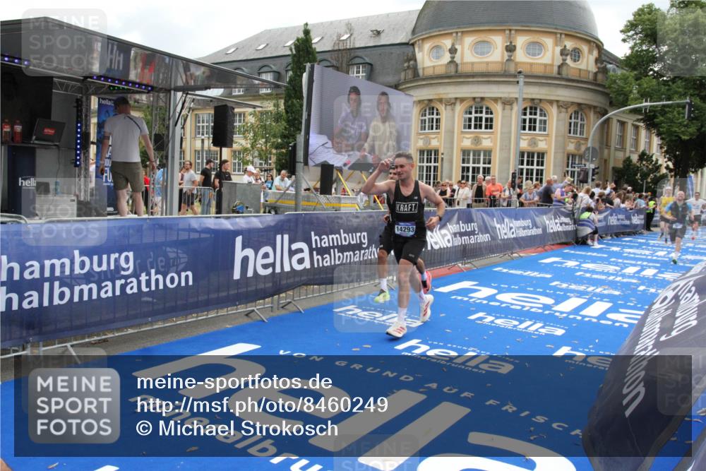 29.06.2025 - hella hamburg halbmarathon Michael Strokosch http://msf.ph/oto/8460249 29.06.2025 10:32:41 Ziel 1707, 1990, 11877, 12987, 13961, 14293, 14908, 16619, 17117, 18135 meine-sportfotos.de