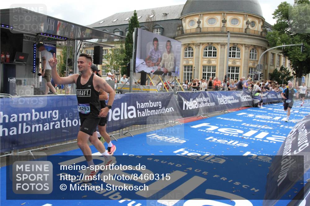 29.06.2025 - hella hamburg halbmarathon Michael Strokosch http://msf.ph/oto/8460315 29.06.2025 10:32:42 Ziel 1707, 1990, 7965, 11877, 12987, 13961, 14293, 14908, 16619, 17117, 17151 meine-sportfotos.de