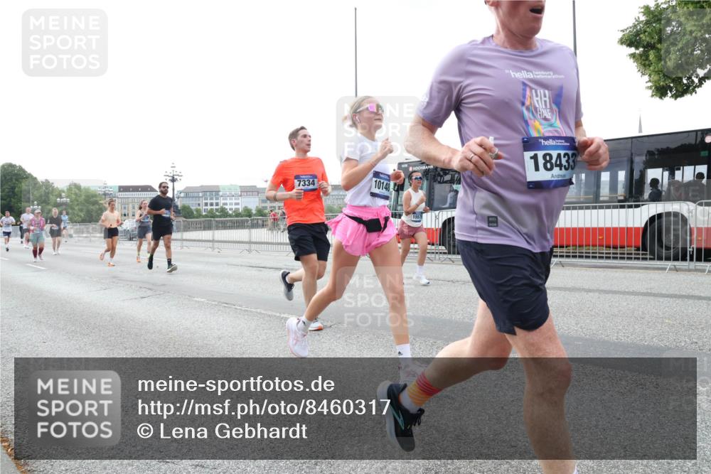 29.06.2025 - hella hamburg halbmarathon Lena Gebhardt http://msf.ph/oto/8460317 29.06.2025 10:31:51 Lombardsbrücke 7334, 10148, 18433, 15575, 1235, 1311, 1373, 1844, 1879, 2384, 2672, 2831, 2832, 3221, 3239, 3358, 3396, 3397, 3424, 3571, 3681, 3751, 3752, 3822, 4877, 4924, 4953, 5156, 5165, 5601, 5846, 5965, 6078, 6160, 6546, 6573, 6640, 6718, 6727, 7135, 7295, 7334, 7344, 7570, 7695, 7772, 7789, 7816, 7898, 8304, 8538, 8620, 8806, 9078, 9104, 9183, 9478, 9812, 9883, 10240, 10586, 11587, 13724, 16978, 17404, 17517, 17706 meine-sportfotos.de