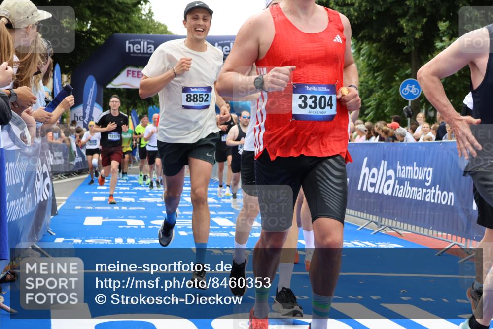 29.06.2025 - hella hamburg halbmarathon Strokosch-Dieckow http://msf.ph/oto/8460353 29.06.2025 10:47:29 Ziel 51, 1012, 1070, 1320, 1592, 1696, 2274, 2284, 2839, 2869, 2953, 3304, 5532, 5650, 5889, 6009, 8023, 8234, 8693, 8852, 8927, 9305, 10423, 10969, 11021, 11077, 11491, 12870, 13223, 13303, 14618, 14619, 15350, 15451, 15479, 15923, 16819, 17846, 17905, 18104, 18758, 18970, 18974, 19181 meine-sportfotos.de