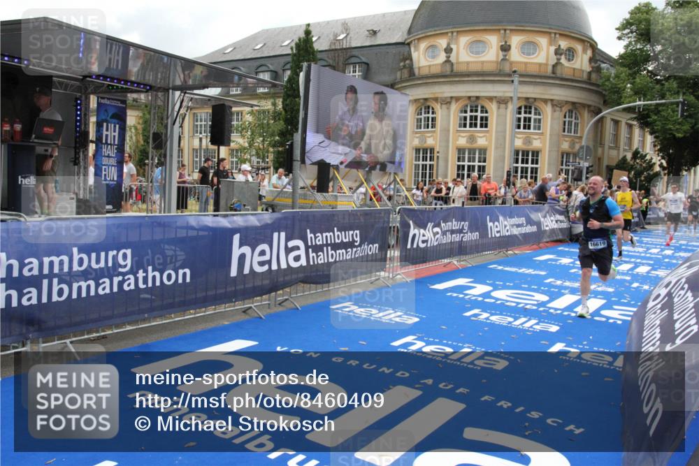 29.06.2025 - hella hamburg halbmarathon Michael Strokosch http://msf.ph/oto/8460409 29.06.2025 10:32:43 Ziel 1990, 7965, 8062, 12987, 13961, 14293, 14908, 16619, 17117, 17151 meine-sportfotos.de
