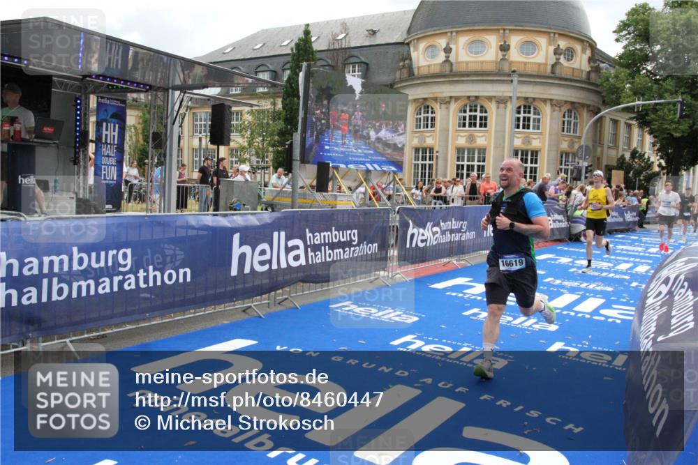 29.06.2025 - hella hamburg halbmarathon Michael Strokosch http://msf.ph/oto/8460447 29.06.2025 10:32:43 Ziel 1990, 7965, 8062, 12987, 13961, 14293, 14908, 16619, 17117, 17151 meine-sportfotos.de