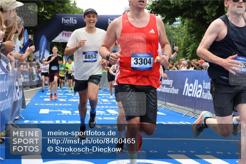 29.06.2025 - hella hamburg halbmarathon Strokosch-Dieckow http://msf.ph/oto/8460465 29.06.2025 10:47:29 Ziel 51, 1012, 1070, 1320, 1592, 1696, 2274, 2284, 2839, 2869, 2953, 3304, 5532, 5650, 5889, 6009, 8023, 8234, 8693, 8852, 8927, 9305, 10423, 10969, 11021, 11077, 11491, 12870, 13223, 13303, 14618, 14619, 15350, 15451, 15479, 15923, 16819, 17846, 17905, 18104, 18758, 18970, 18974, 19181 meine-sportfotos.de