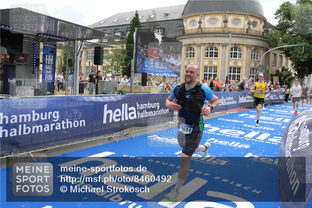 29.06.2025 - hella hamburg halbmarathon Michael Strokosch http://msf.ph/oto/8460492 29.06.2025 10:32:44 Ziel 1990, 7965, 8062, 12987, 13961, 14293, 14908, 16619, 17117, 17151 meine-sportfotos.de