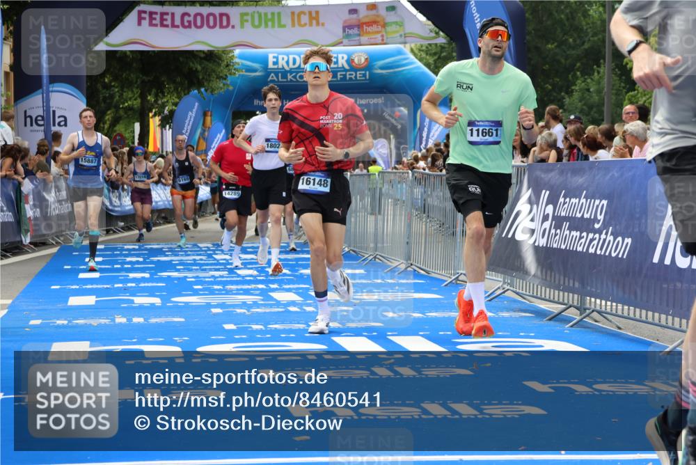 29.06.2025 - hella hamburg halbmarathon Strokosch-Dieckow http://msf.ph/oto/8460541 29.06.2025 10:34:34 Ziel 1644, 5152, 5554, 6169, 6305, 6878, 7534, 8395, 11230, 11661, 13618, 14289, 14603, 15887, 16148, 17014, 18026 meine-sportfotos.de