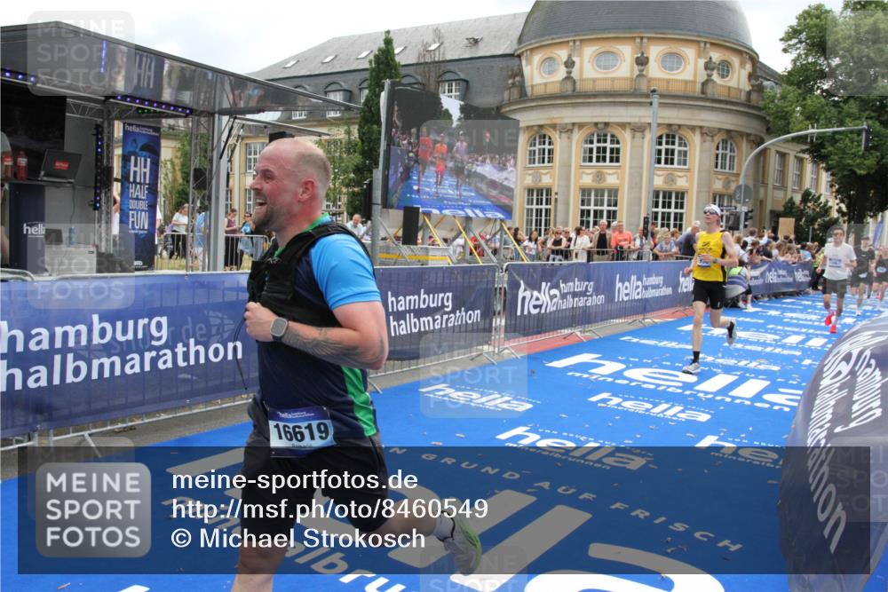 29.06.2025 - hella hamburg halbmarathon Michael Strokosch http://msf.ph/oto/8460549 29.06.2025 10:32:44 Ziel 1990, 7965, 8062, 12987, 13961, 14293, 14908, 16619, 17117, 17151 meine-sportfotos.de