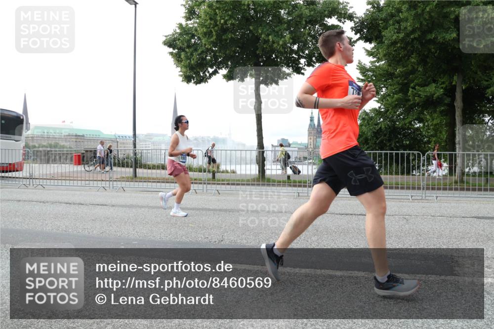 29.06.2025 - hella hamburg halbmarathon Lena Gebhardt http://msf.ph/oto/8460569 29.06.2025 10:31:52 Lombardsbrücke 155, 1235, 1311, 1373, 1844, 1879, 2384, 2672, 2831, 2832, 3221, 3239, 3358, 3396, 3397, 3424, 3571, 3681, 3751, 3752, 3822, 4877, 4924, 4953, 5156, 5165, 5496, 5601, 5846, 5965, 6160, 6546, 6573, 6640, 6718, 6727, 7135, 7295, 7334, 7344, 7570, 7695, 7772, 7789, 7816, 7898, 8304, 8538, 8620, 8806, 9078, 9104, 9183, 9478, 9812, 9883, 10240, 10586, 11587, 13724, 16978, 17404, 17517, 17706 meine-sportfotos.de