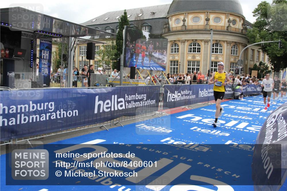 29.06.2025 - hella hamburg halbmarathon Michael Strokosch http://msf.ph/oto/8460601 29.06.2025 10:32:44 Ziel 1990, 7965, 8062, 12987, 13961, 14293, 14908, 16619, 17117, 17151 meine-sportfotos.de