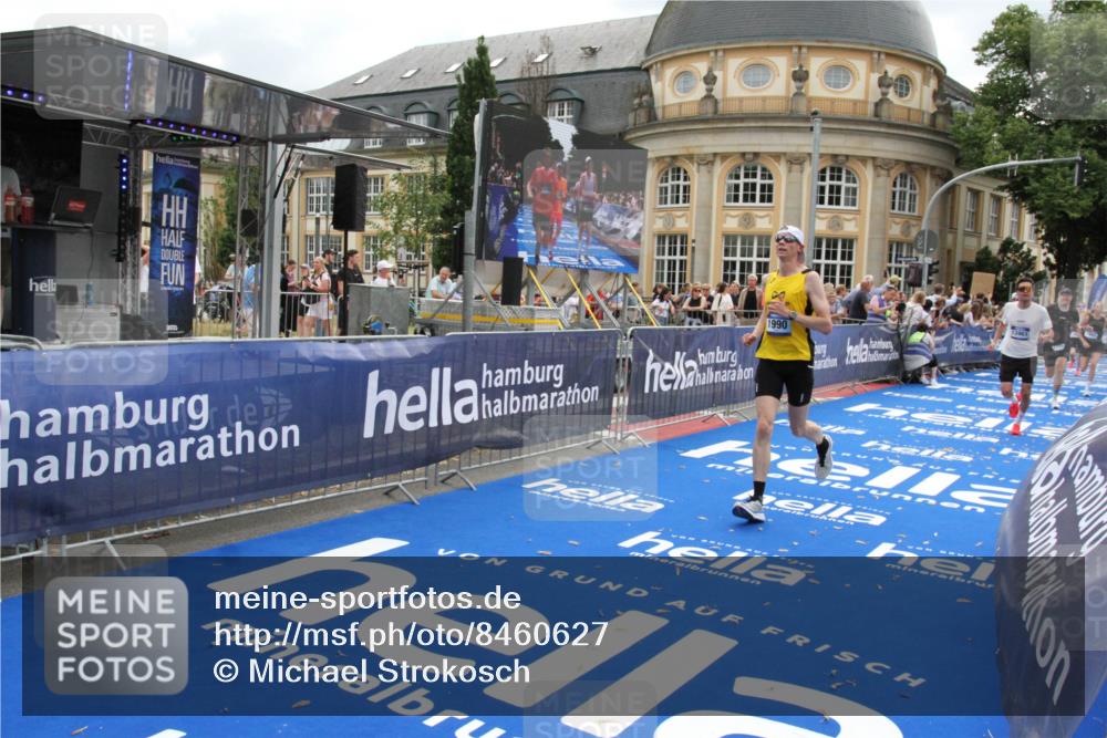 29.06.2025 - hella hamburg halbmarathon Michael Strokosch http://msf.ph/oto/8460627 29.06.2025 10:32:45 Ziel 1990, 7965, 8062, 12987, 13961, 14028, 15054, 16619, 17117, 17151 meine-sportfotos.de