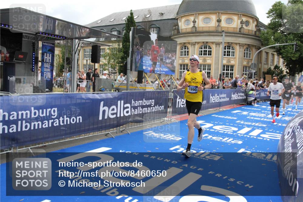 29.06.2025 - hella hamburg halbmarathon Michael Strokosch http://msf.ph/oto/8460650 29.06.2025 10:32:45 Ziel 1990, 7965, 8062, 12987, 13961, 14028, 15054, 16619, 17117, 17151 meine-sportfotos.de