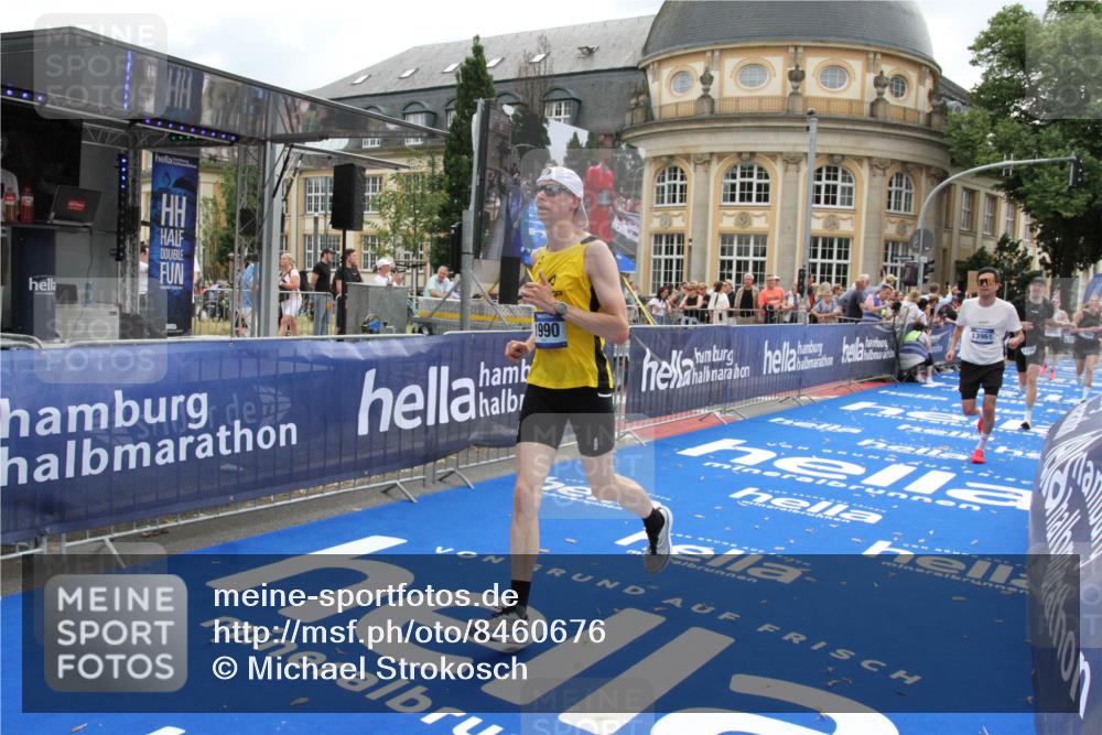 29.06.2025 - hella hamburg halbmarathon Michael Strokosch http://msf.ph/oto/8460676 29.06.2025 10:32:45 Ziel 1990, 7965, 8062, 12987, 13961, 14028, 15054, 16619, 17117, 17151 meine-sportfotos.de