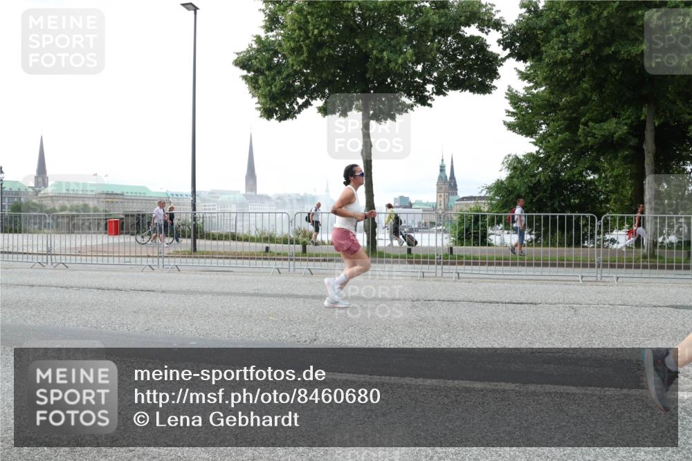29.06.2025 - hella hamburg halbmarathon Lena Gebhardt http://msf.ph/oto/8460680 29.06.2025 10:31:52 Lombardsbrücke 1235, 1311, 1373, 1844, 1879, 2384, 2672, 2831, 2832, 3221, 3239, 3358, 3396, 3397, 3424, 3571, 3681, 3751, 3752, 3822, 4877, 4924, 4953, 5156, 5165, 5496, 5601, 5846, 5965, 6160, 6546, 6573, 6640, 6718, 6727, 7135, 7295, 7334, 7344, 7570, 7695, 7772, 7789, 7816, 7898, 8304, 8538, 8620, 8806, 9078, 9104, 9183, 9478, 9812, 9883, 10240, 10586, 11587, 13724, 16978, 17404, 17517, 17706 meine-sportfotos.de