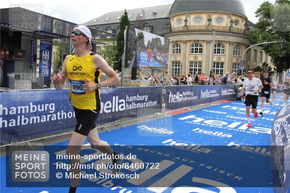 29.06.2025 - hella hamburg halbmarathon Michael Strokosch http://msf.ph/oto/8460722 29.06.2025 10:32:46 Ziel 1990, 7965, 8062, 12987, 13961, 14028, 15054, 16619, 17117, 17151 meine-sportfotos.de