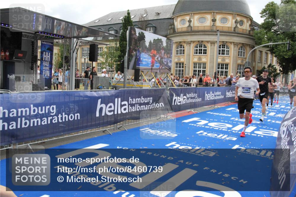 29.06.2025 - hella hamburg halbmarathon Michael Strokosch http://msf.ph/oto/8460739 29.06.2025 10:32:46 Ziel 1990, 7965, 8062, 12987, 13961, 14028, 15054, 16619, 17117, 17151 meine-sportfotos.de