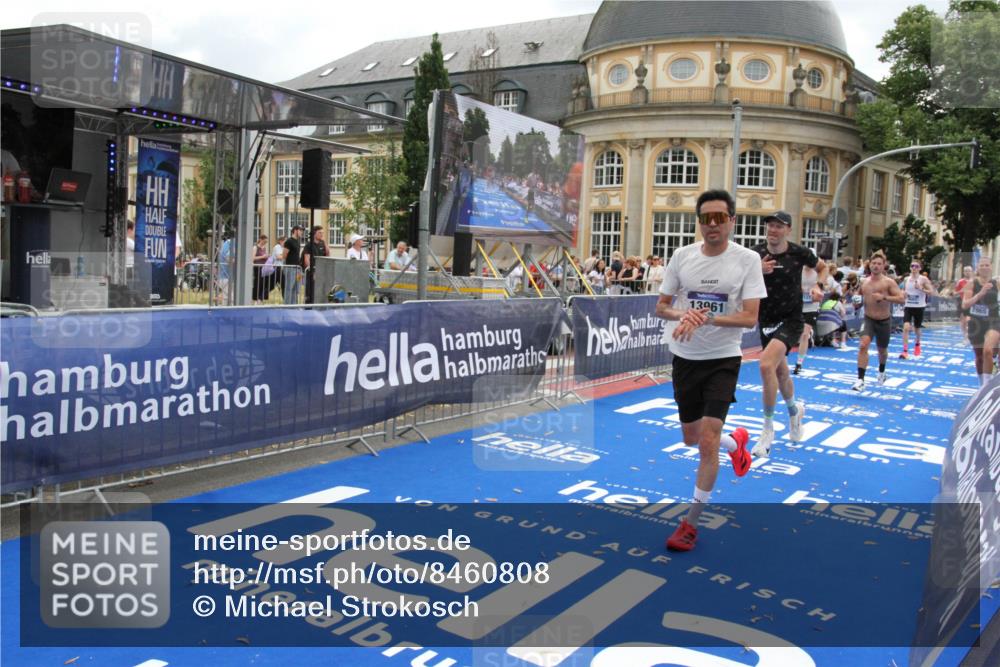 29.06.2025 - hella hamburg halbmarathon Michael Strokosch http://msf.ph/oto/8460808 29.06.2025 10:32:47 Ziel 1990, 7965, 8062, 12987, 13961, 14028, 15054, 17117, 17151 meine-sportfotos.de
