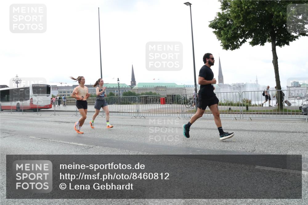 29.06.2025 - hella hamburg halbmarathon Lena Gebhardt http://msf.ph/oto/8460812 29.06.2025 10:31:53 Lombardsbrücke 1235, 1311, 1373, 1844, 1879, 2384, 2672, 2831, 2832, 3221, 3239, 3358, 3396, 3397, 3424, 3571, 3681, 3751, 3752, 3822, 4877, 4924, 4953, 5156, 5165, 5496, 5601, 5846, 5965, 6160, 6218, 6252, 6546, 6573, 6640, 6718, 6727, 7135, 7239, 7295, 7334, 7344, 7535, 7570, 7695, 7772, 7789, 7816, 7898, 8304, 8538, 8620, 8806, 9078, 9104, 9183, 9478, 9812, 9883, 10240, 10586, 11587, 13724, 16978, 17404, 17517, 17706 meine-sportfotos.de
