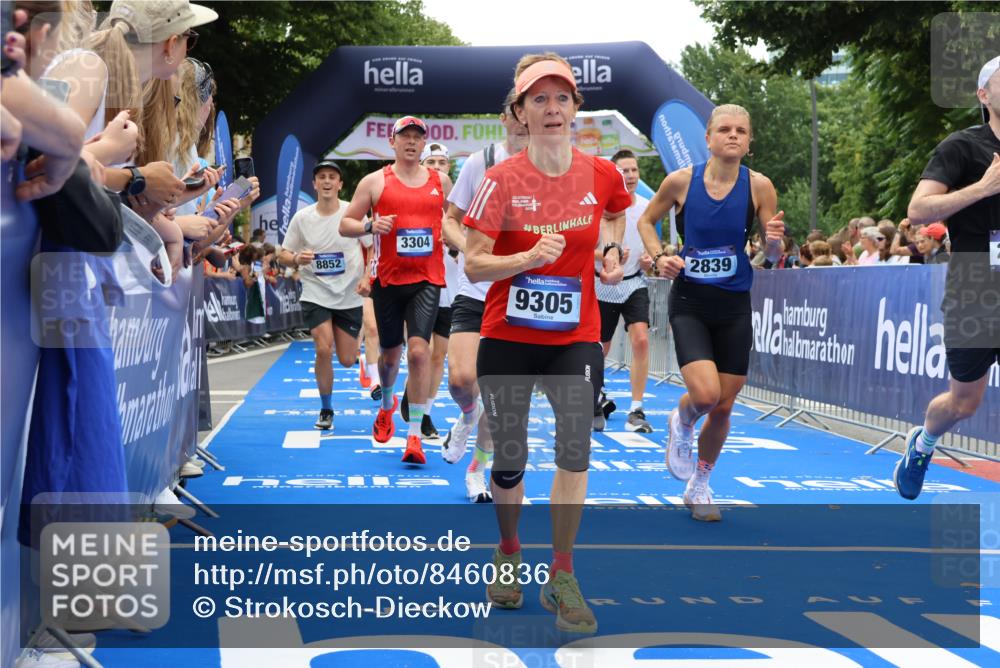 29.06.2025 - hella hamburg halbmarathon Strokosch-Dieckow http://msf.ph/oto/8460836 29.06.2025 10:47:27 Ziel 51, 1012, 1070, 1592, 1696, 2274, 2284, 2839, 2864, 2869, 2953, 3304, 5532, 5650, 5889, 6009, 8023, 8234, 8693, 8852, 8927, 9305, 10423, 11021, 11077, 11491, 12870, 13223, 13303, 13782, 15350, 15479, 15611, 15923, 16089, 16819, 17846, 17905, 18104, 18758, 18974, 19181 meine-sportfotos.de