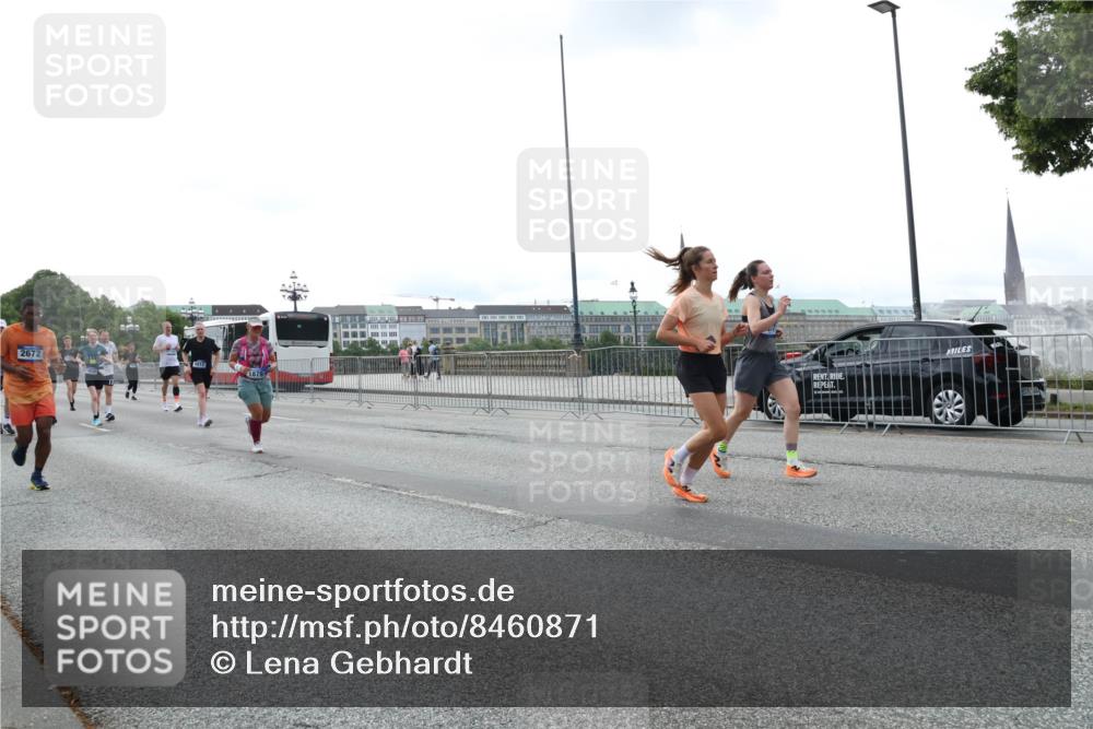 29.06.2025 - hella hamburg halbmarathon Lena Gebhardt http://msf.ph/oto/8460871 29.06.2025 10:31:54 Lombardsbrücke 2672, 5812, 1879, 1235, 1311, 1373, 1844, 1879, 2384, 2672, 2831, 2832, 3221, 3239, 3358, 3396, 3397, 3424, 3571, 3681, 3751, 3752, 3822, 4314, 4877, 4924, 4953, 5156, 5165, 5496, 5601, 5658, 5743, 5965, 6160, 6218, 6252, 6546, 6573, 6640, 6718, 6727, 7135, 7239, 7295, 7334, 7344, 7535, 7570, 7695, 7772, 7789, 7816, 7898, 8304, 8538, 8620, 8806, 9078, 9104, 9183, 9478, 9812, 9883, 10240, 10586, 11587, 13724, 17404, 17517, 17706 meine-sportfotos.de