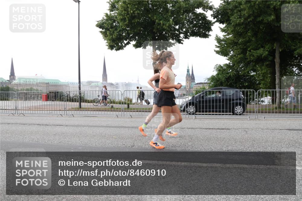 29.06.2025 - hella hamburg halbmarathon Lena Gebhardt http://msf.ph/oto/8460910 29.06.2025 10:31:55 Lombardsbrücke 1235, 1311, 1373, 1844, 1879, 2349, 2384, 2672, 2831, 2832, 2943, 3221, 3239, 3358, 3396, 3397, 3424, 3571, 3681, 3751, 3752, 3822, 4314, 4605, 4877, 4924, 4953, 5156, 5165, 5496, 5601, 5658, 5743, 5965, 6160, 6218, 6252, 6546, 6573, 6640, 6718, 6727, 7135, 7239, 7295, 7334, 7344, 7535, 7570, 7695, 7772, 7789, 7816, 7898, 8304, 8538, 8620, 8806, 9078, 9104, 9183, 9478, 9812, 9883, 10240, 10586, 11587, 13724, 17404, 17517 meine-sportfotos.de