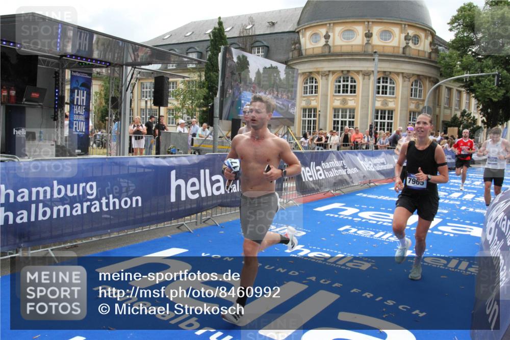 29.06.2025 - hella hamburg halbmarathon Michael Strokosch http://msf.ph/oto/8460992 29.06.2025 10:32:49 Ziel 7965, 8062, 12987, 13686, 13961, 14028, 15054, 16425, 17117, 17151 meine-sportfotos.de