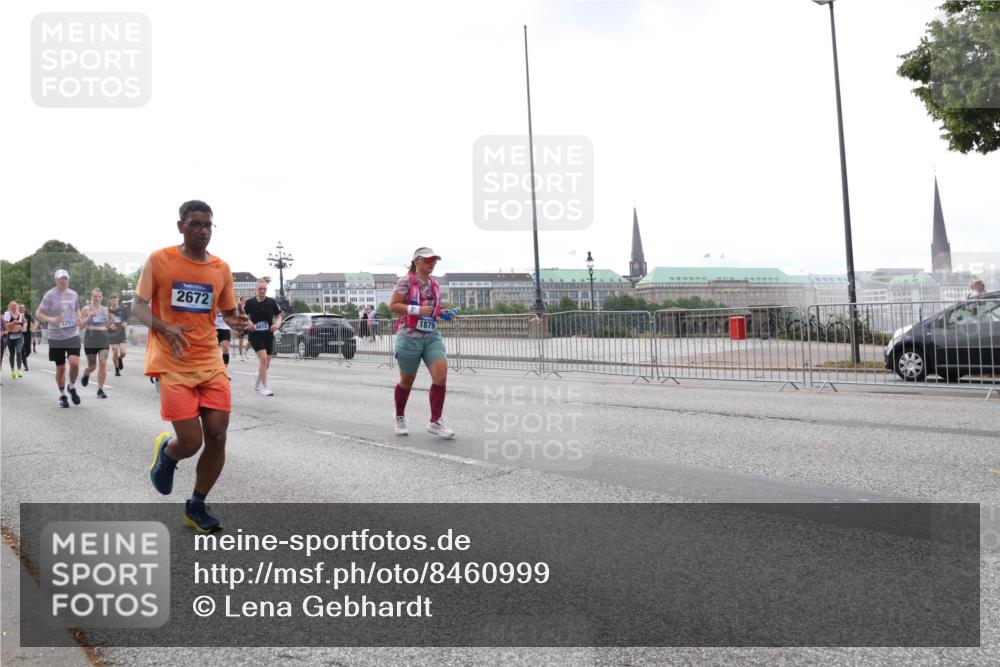29.06.2025 - hella hamburg halbmarathon Lena Gebhardt http://msf.ph/oto/8460999 29.06.2025 10:31:56 Lombardsbrücke 2672, 1711, 3751, 9812, 1879, 1235, 1311, 1373, 1844, 1879, 1987, 2349, 2384, 2672, 2831, 2832, 2943, 3221, 3239, 3358, 3396, 3397, 3424, 3571, 3681, 3751, 3752, 3822, 4314, 4605, 4877, 4924, 4953, 5156, 5165, 5496, 5601, 5658, 5743, 5965, 6160, 6218, 6252, 6546, 6573, 6640, 6718, 6727, 7135, 7239, 7295, 7334, 7344, 7535, 7570, 7695, 7772, 7789, 7816, 7898, 8304, 8538, 8620, 8806, 9078, 9104, 9183, 9478, 9812, 9883, 10240, 10586, 13724, 17404, 17517 meine-sportfotos.de