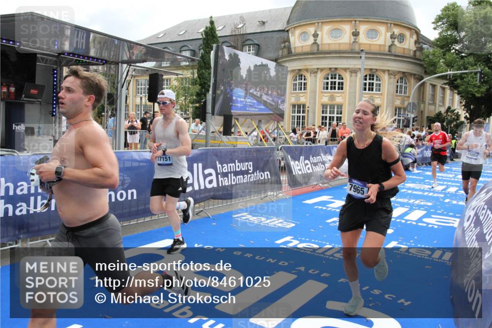 29.06.2025 - hella hamburg halbmarathon Michael Strokosch http://msf.ph/oto/8461025 29.06.2025 10:32:49 Ziel 7965, 8062, 12987, 13686, 13961, 14028, 15054, 16425, 17117, 17151 meine-sportfotos.de