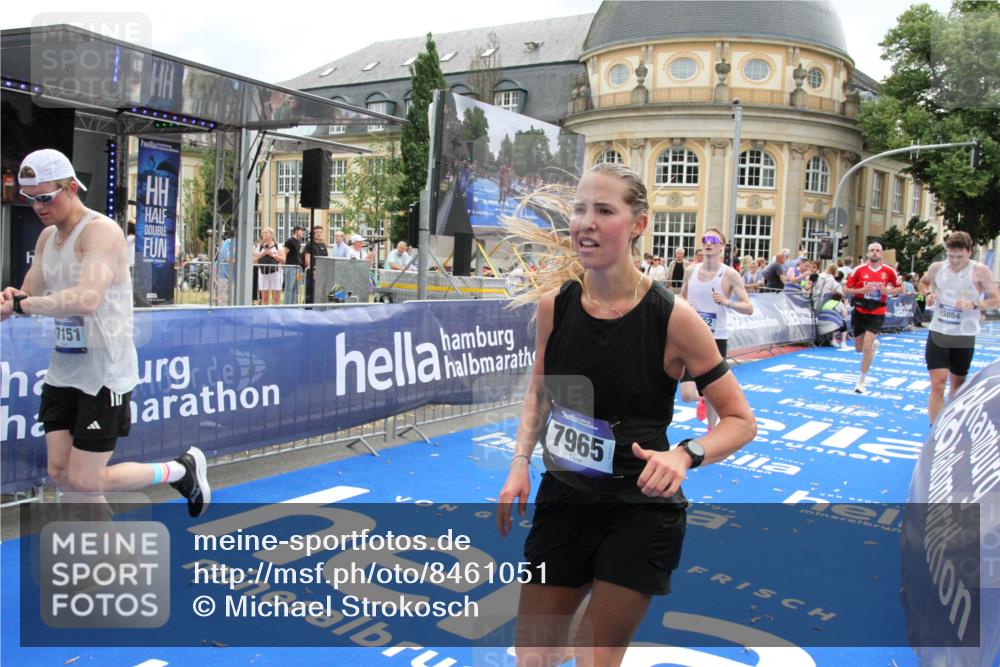 29.06.2025 - hella hamburg halbmarathon Michael Strokosch http://msf.ph/oto/8461051 29.06.2025 10:32:49 Ziel 7965, 8062, 12987, 13686, 13961, 14028, 15054, 16425, 17117, 17151 meine-sportfotos.de