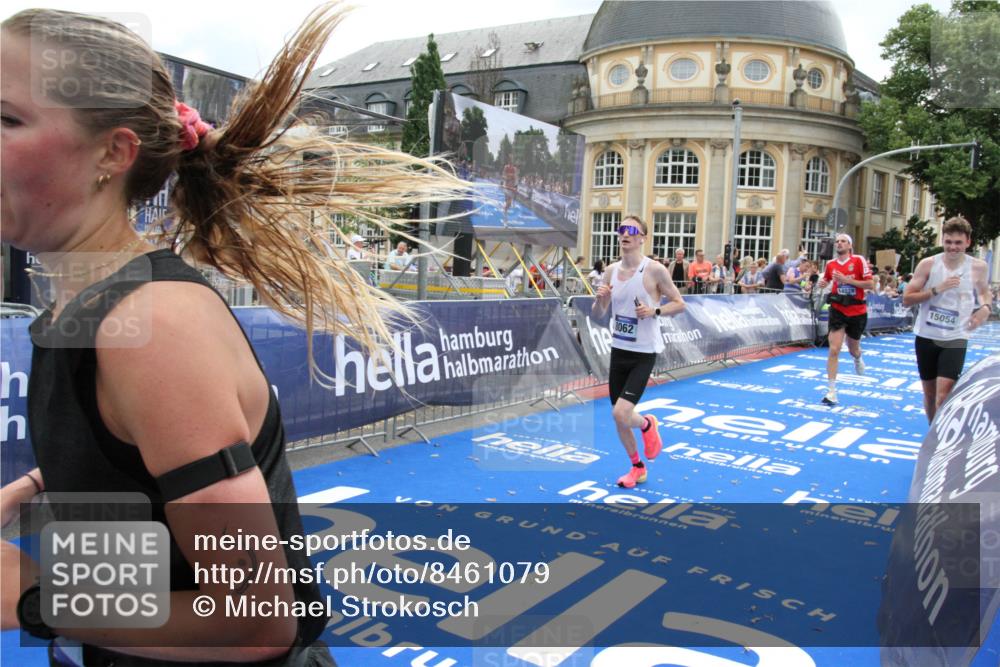 29.06.2025 - hella hamburg halbmarathon Michael Strokosch http://msf.ph/oto/8461079 29.06.2025 10:32:50 Ziel 7965, 8062, 12987, 13686, 14028, 15054, 16425, 17117, 17151, 18687 meine-sportfotos.de