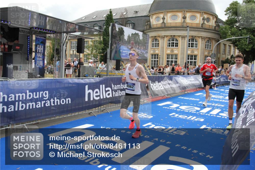 29.06.2025 - hella hamburg halbmarathon Michael Strokosch http://msf.ph/oto/8461113 29.06.2025 10:32:50 Ziel 7965, 8062, 12987, 13686, 14028, 15054, 16425, 17117, 17151, 18687 meine-sportfotos.de
