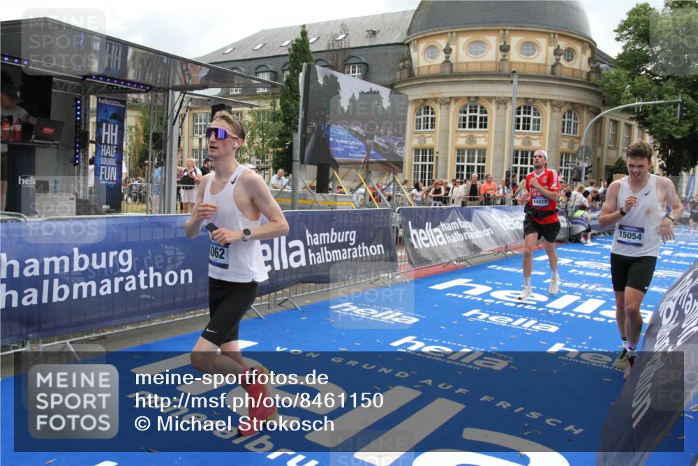 29.06.2025 - hella hamburg halbmarathon Michael Strokosch http://msf.ph/oto/8461150 29.06.2025 10:32:50 Ziel 7965, 8062, 12987, 13686, 14028, 15054, 16425, 17117, 17151, 18687 meine-sportfotos.de
