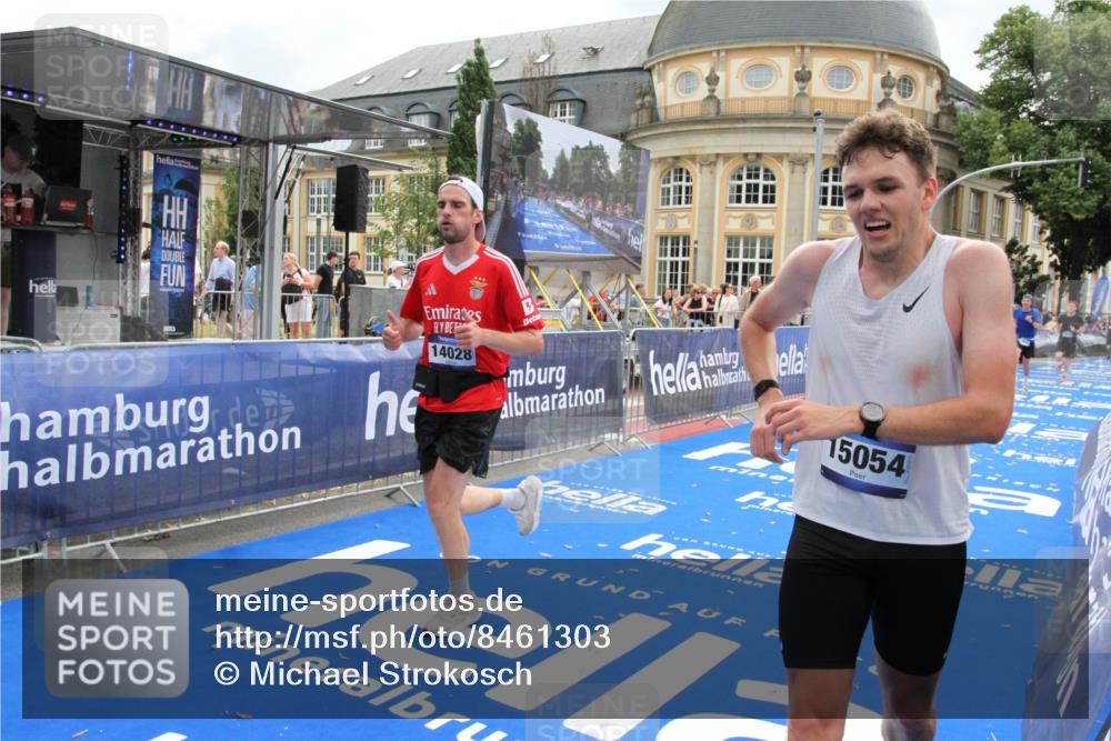 29.06.2025 - hella hamburg halbmarathon Michael Strokosch http://msf.ph/oto/8461303 29.06.2025 10:32:52 Ziel 4749, 6358, 8062, 10453, 13686, 14028, 15054, 16425, 18687 meine-sportfotos.de