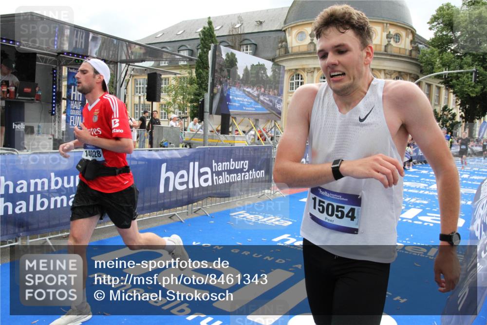 29.06.2025 - hella hamburg halbmarathon Michael Strokosch http://msf.ph/oto/8461343 29.06.2025 10:32:52 Ziel 4749, 6358, 8062, 10453, 13686, 14028, 15054, 16425, 18687 meine-sportfotos.de