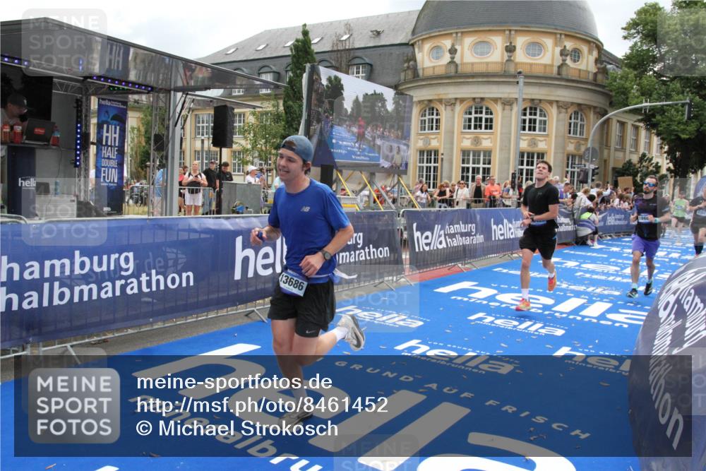 29.06.2025 - hella hamburg halbmarathon Michael Strokosch http://msf.ph/oto/8461452 29.06.2025 10:32:55 Ziel 4463, 4749, 6358, 10453, 12290, 13686, 16425, 18687, 19059 meine-sportfotos.de