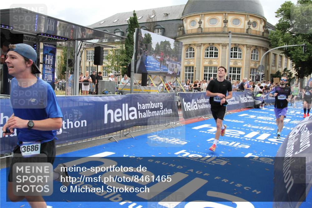 29.06.2025 - hella hamburg halbmarathon Michael Strokosch http://msf.ph/oto/8461465 29.06.2025 10:32:55 Ziel 4463, 4749, 6358, 10453, 12290, 13686, 16425, 18687, 19059 meine-sportfotos.de