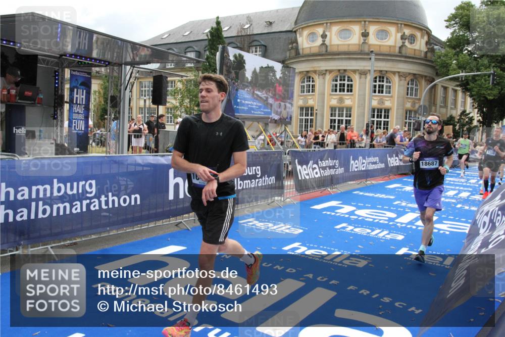 29.06.2025 - hella hamburg halbmarathon Michael Strokosch http://msf.ph/oto/8461493 29.06.2025 10:32:56 Ziel 4463, 4749, 6358, 10453, 12290, 13686, 16425, 18687, 19059 meine-sportfotos.de