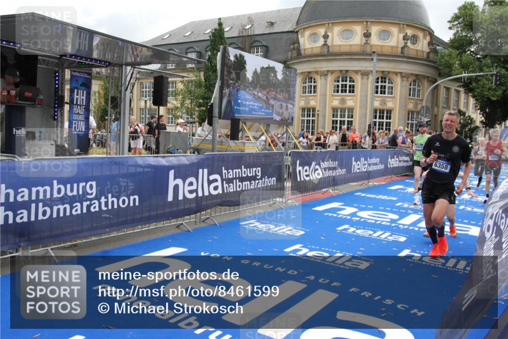 29.06.2025 - hella hamburg halbmarathon Michael Strokosch http://msf.ph/oto/8461599 29.06.2025 10:32:58 Ziel 4463, 4749, 6358, 10453, 12290, 16425, 18679, 18687, 19059 meine-sportfotos.de