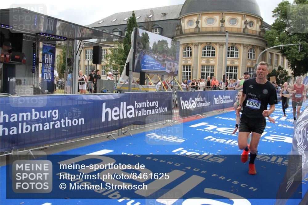 29.06.2025 - hella hamburg halbmarathon Michael Strokosch http://msf.ph/oto/8461625 29.06.2025 10:32:58 Ziel 4463, 4749, 6358, 10453, 12290, 16425, 18679, 18687, 19059 meine-sportfotos.de