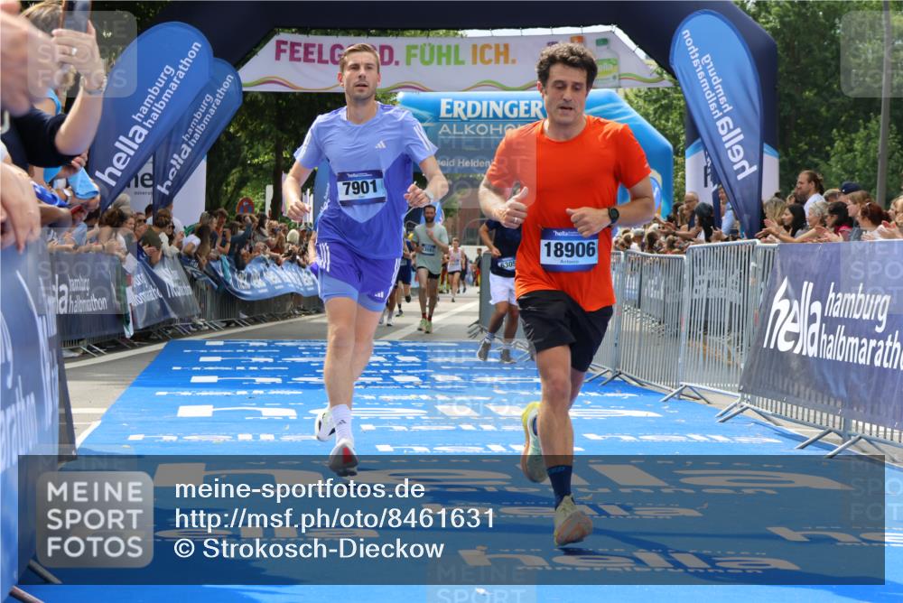 29.06.2025 - hella hamburg halbmarathon Strokosch-Dieckow http://msf.ph/oto/8461631 29.06.2025 10:34:12 Ziel 1080, 3005, 7884, 7901, 9376, 11202, 13066, 14784, 17751, 18906 meine-sportfotos.de